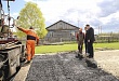 В Увате начали ремонтировать дорогу по улице Белкина и строить тротуар около начальной школы